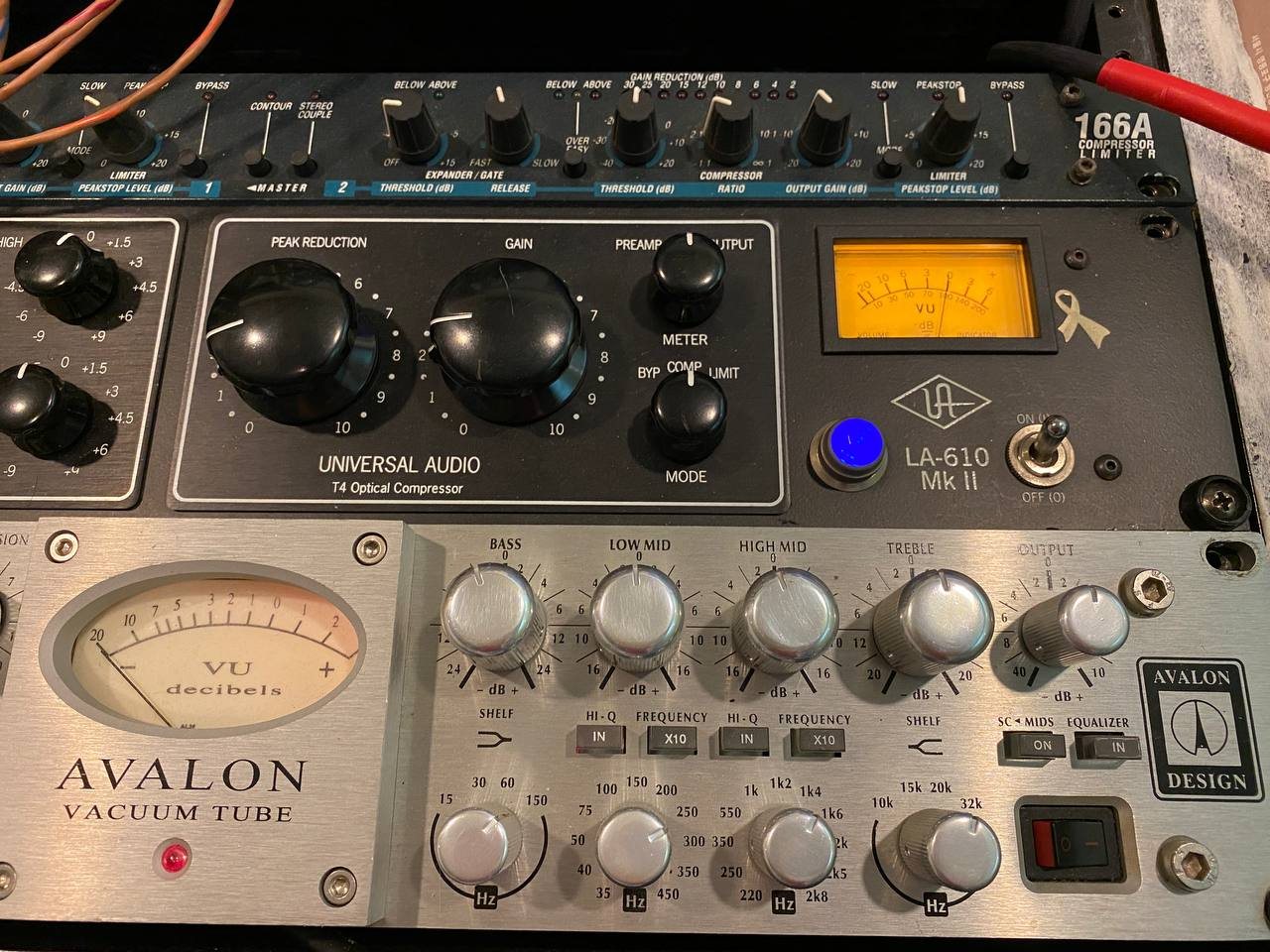 Avalon 진공관 프리앰프와 Universal Audio LA-610 근접 사진